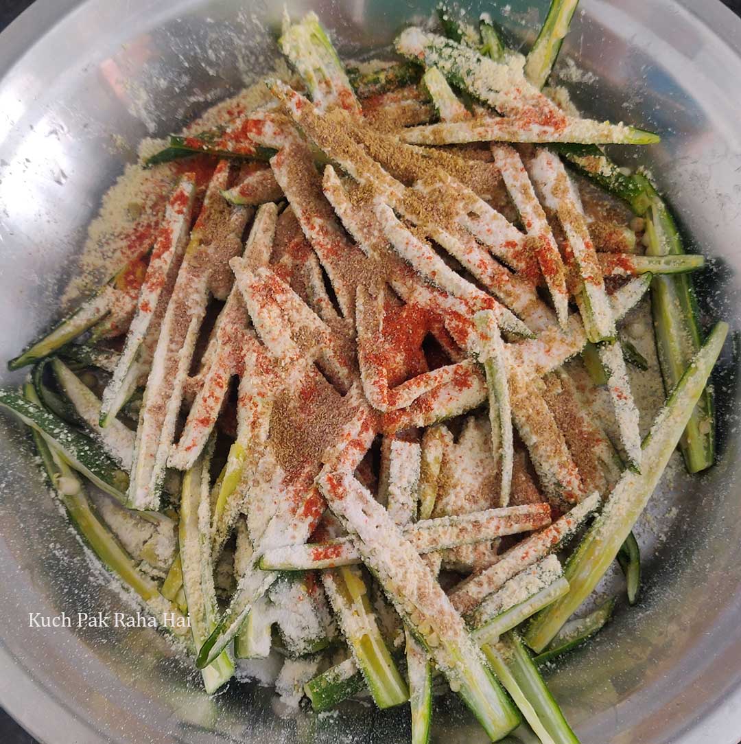 Mixing sliced okra with spices.