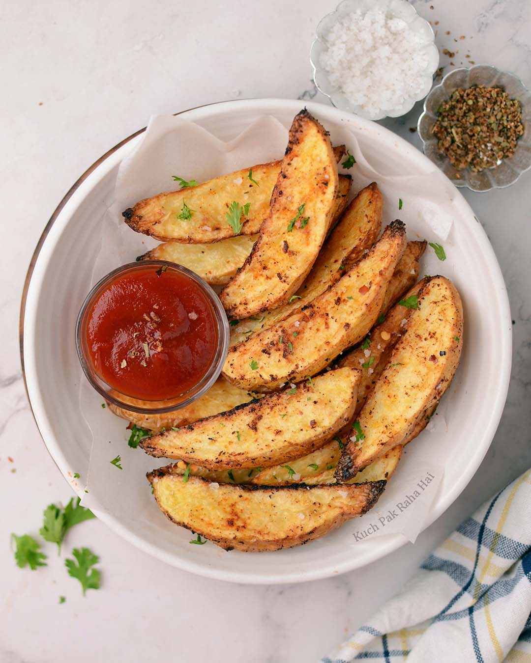 Crispy air fried potato wedges