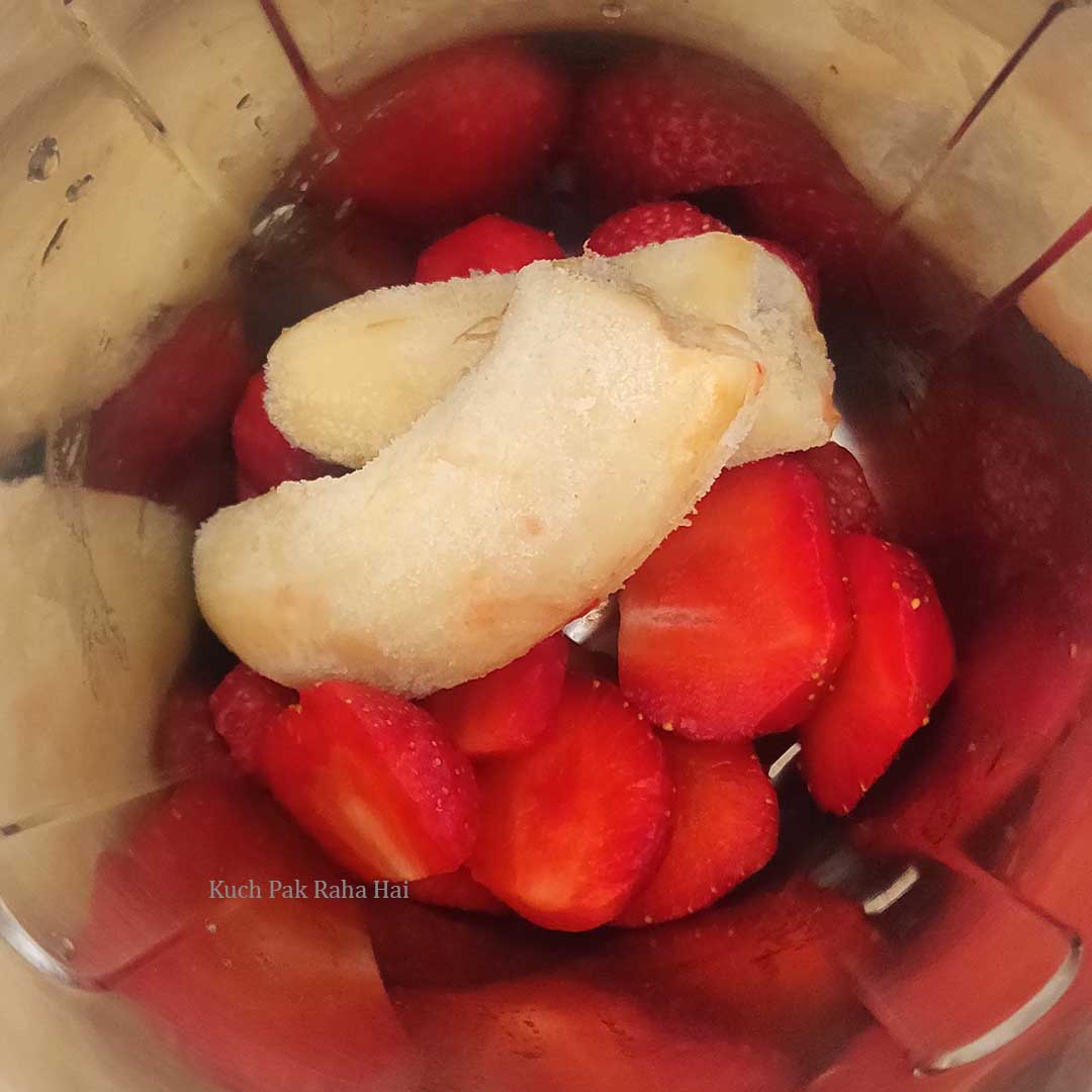 Banana & strawberries in a blending jar
