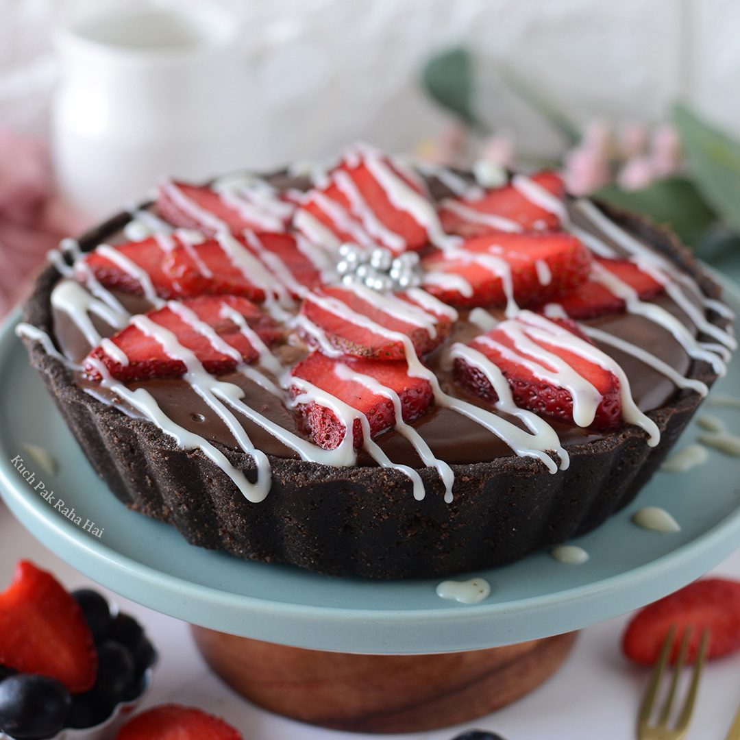 No bake chocolate tart recipe with strawberry and oreo.