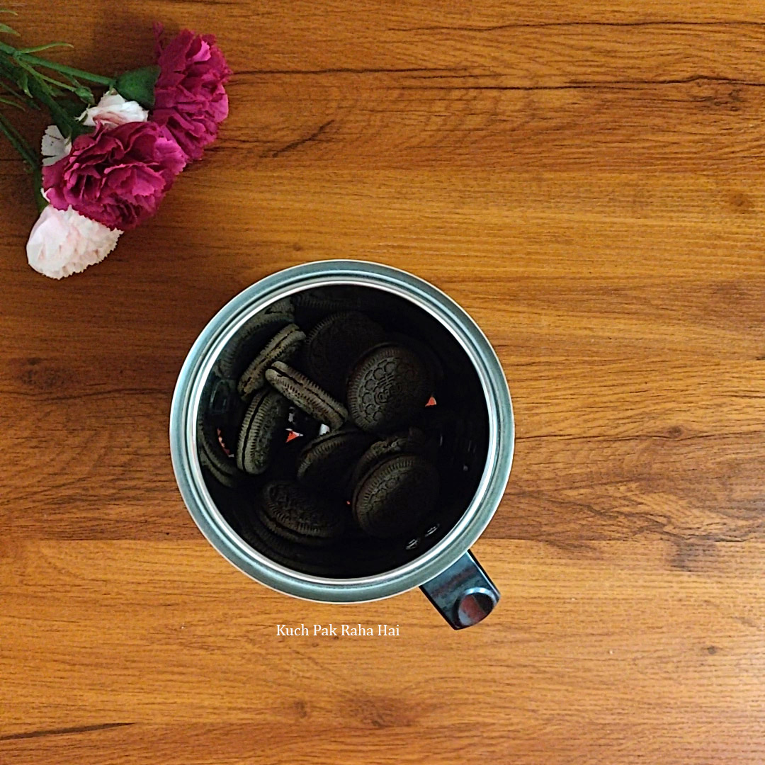 Grinding oreo in grinder jar to make oreo tart.