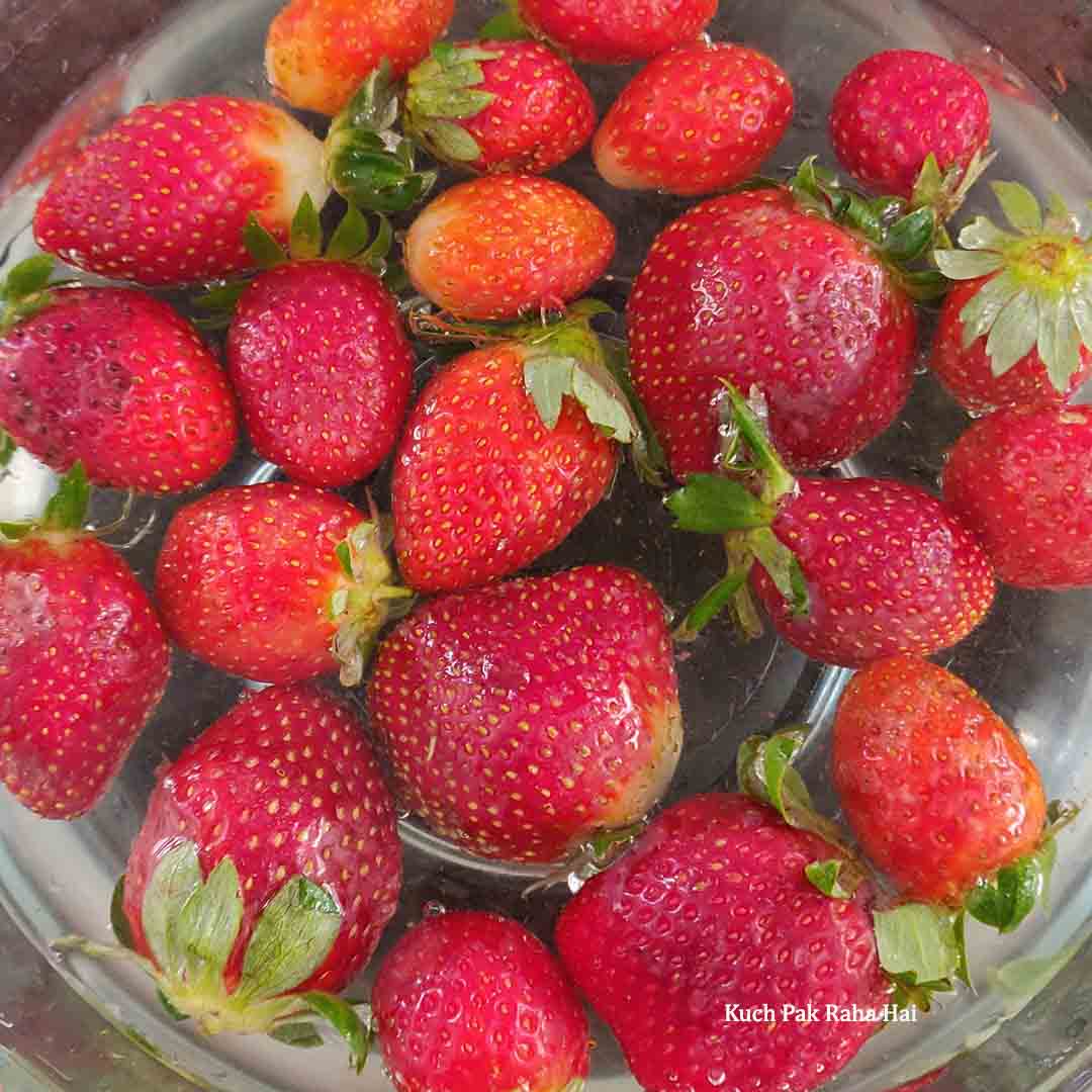 Washing the strawberries