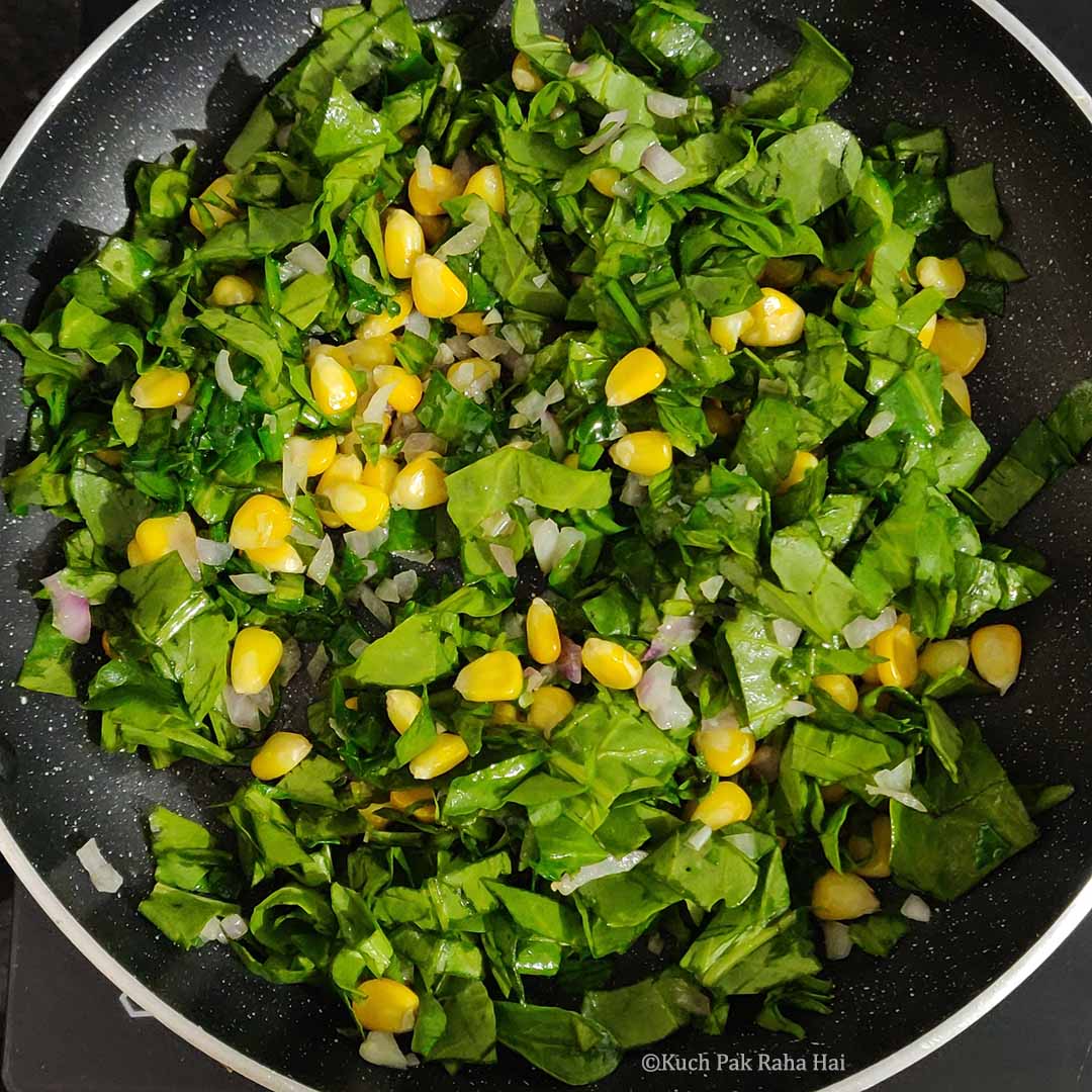 Adding chopped spinach & corn kernels.