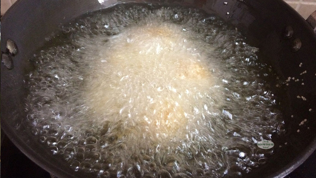 Deep frying sawa ke chawal ki tikki.