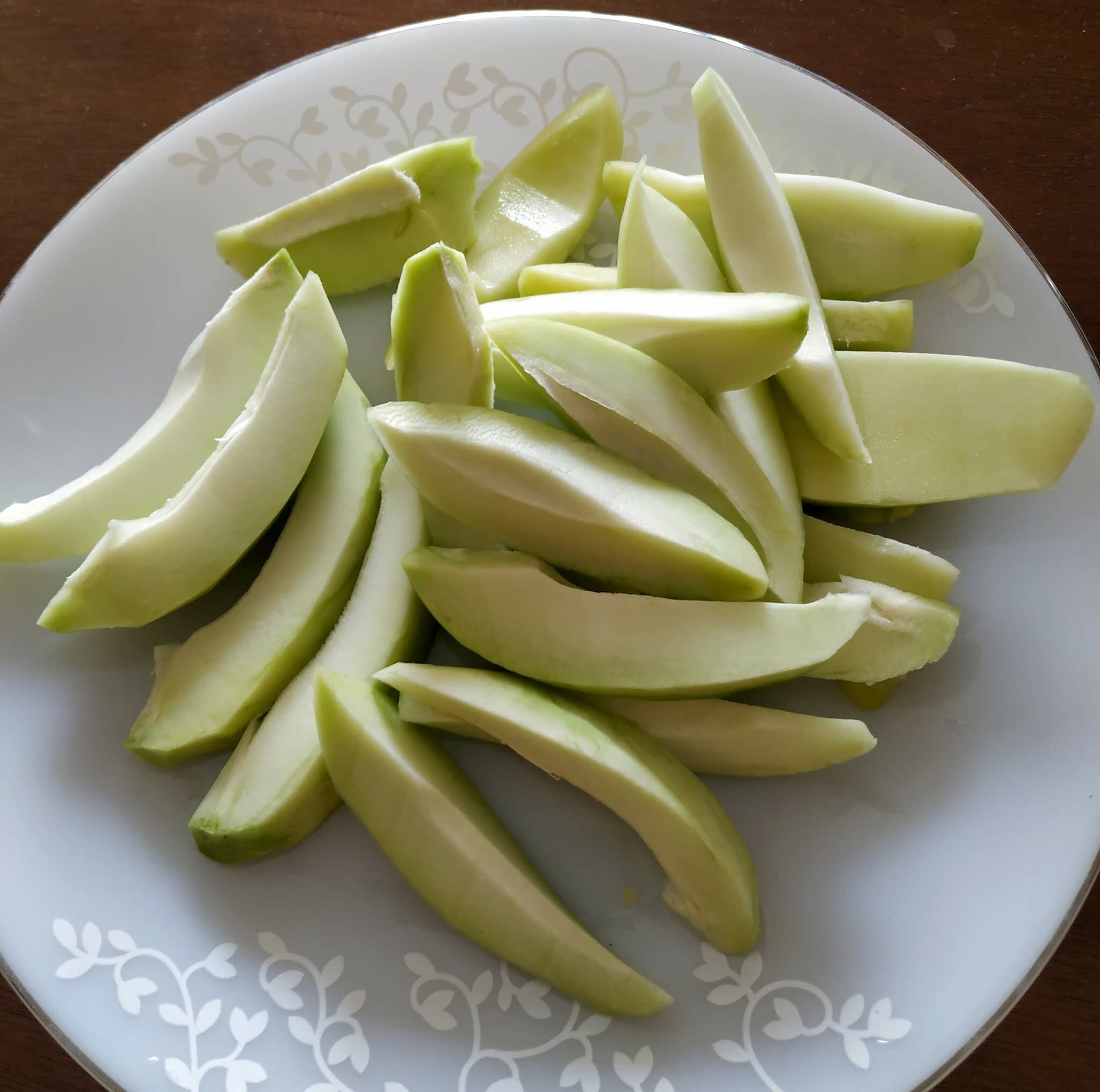 Peeled & sliced raw mangoes.