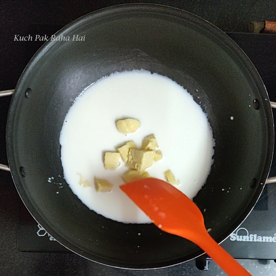 Adding khoya to milk.