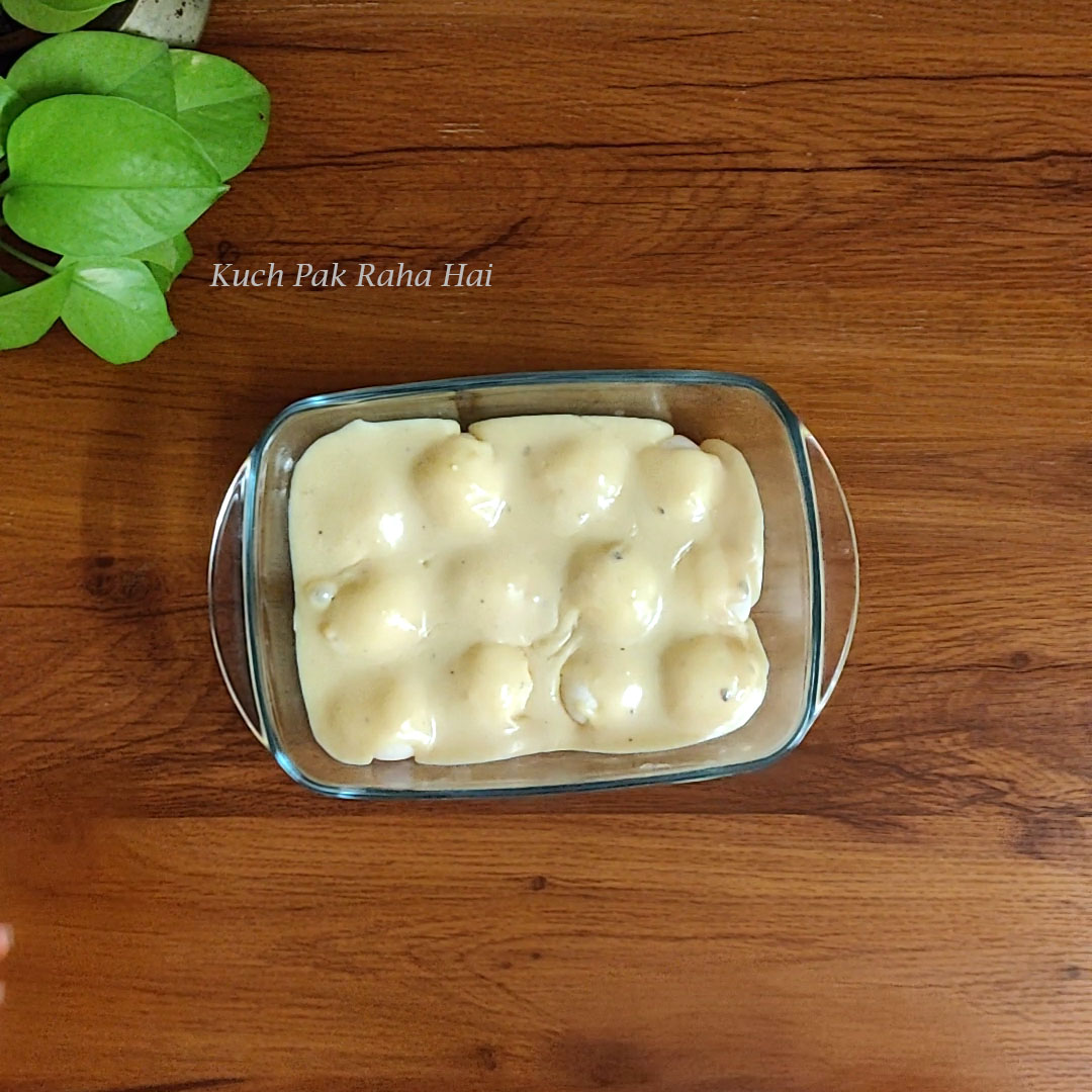 Pouring thickened milk on rasgullas.