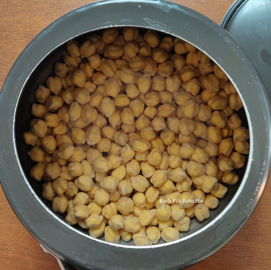 Boiling chickpeas in pressure cooker.