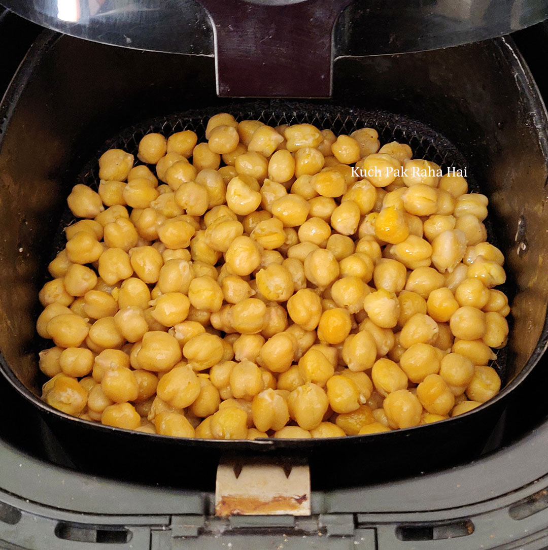 Roasting air fryer in chickpeas.