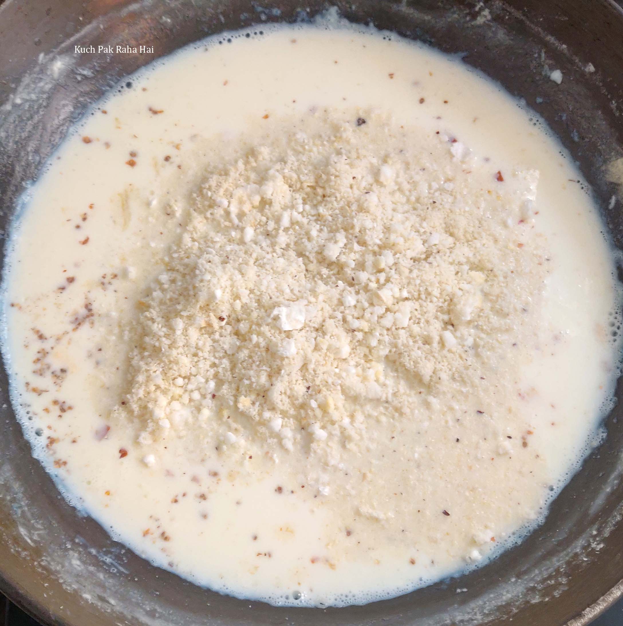 Adding makhana to thickened milk.