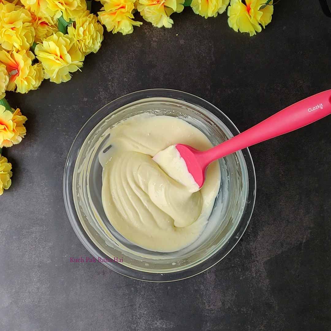 Preparing cream cheese filling.