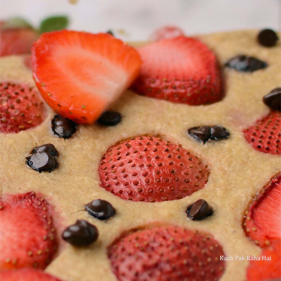 Strawberry Baked Oats with chocolate Chips