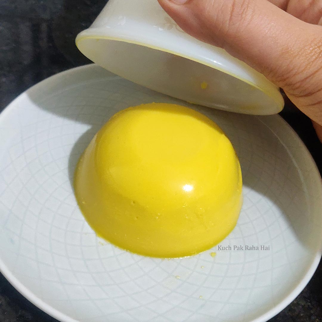 How to demould mango panna cotta