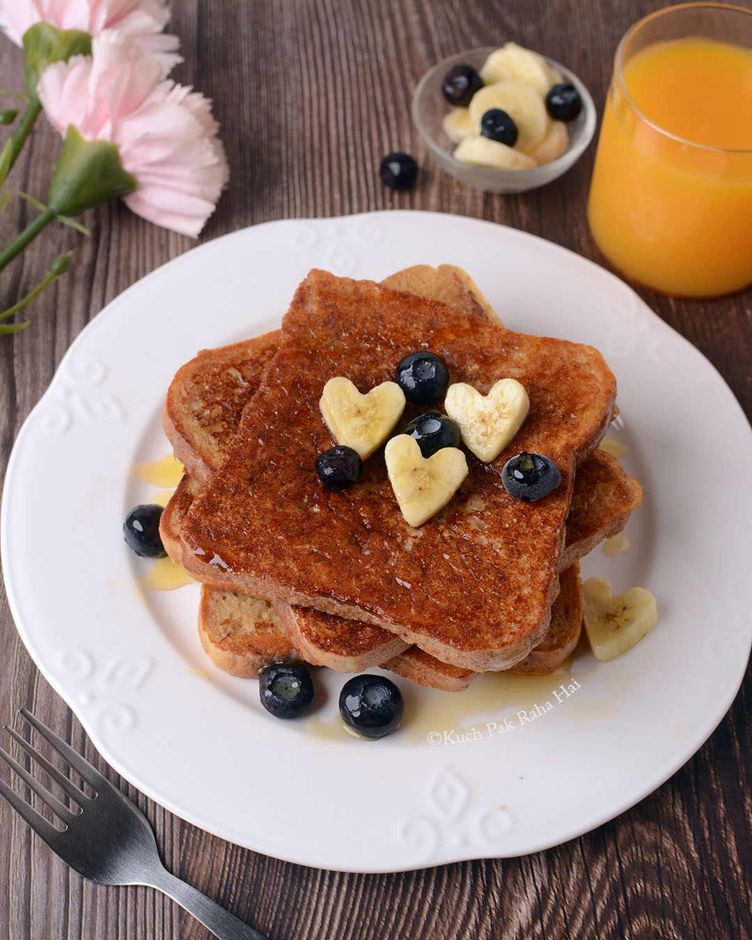 French toast with bananas.