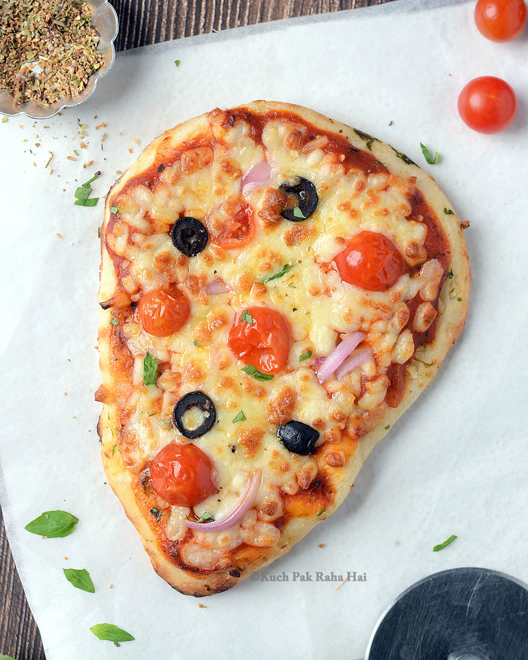 Naan pizza with veggie toppings.