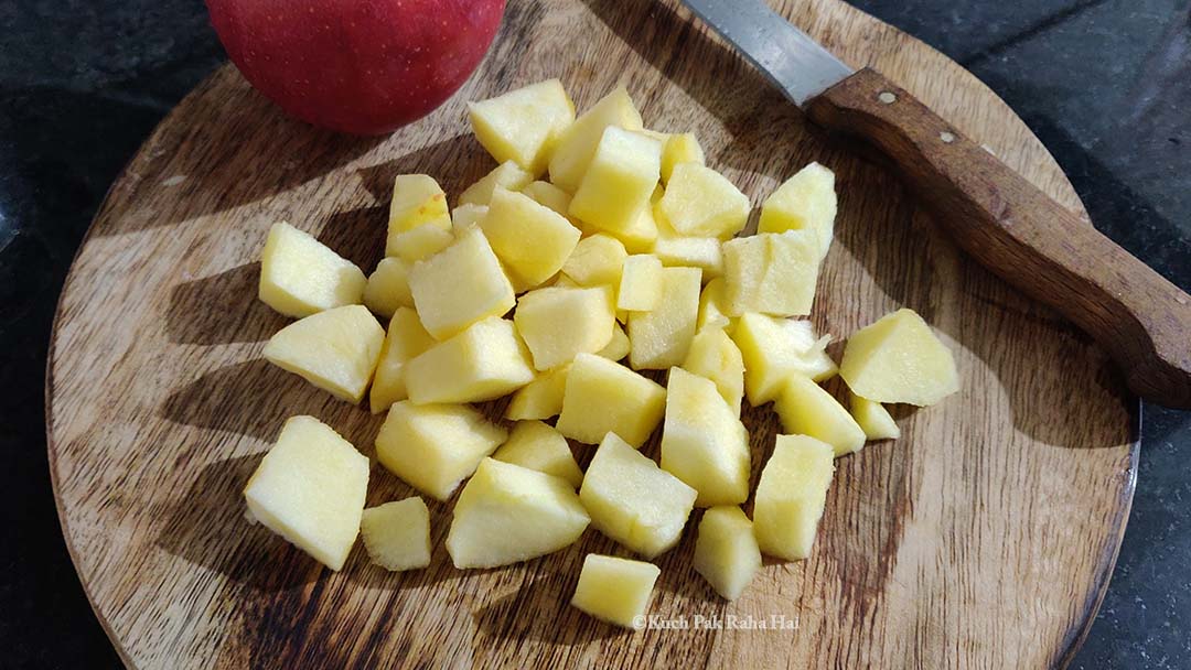 Chopping apples for filling.