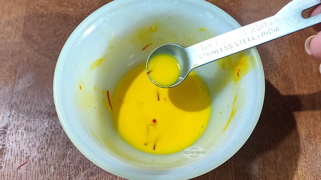 Mixing milk and saffron.