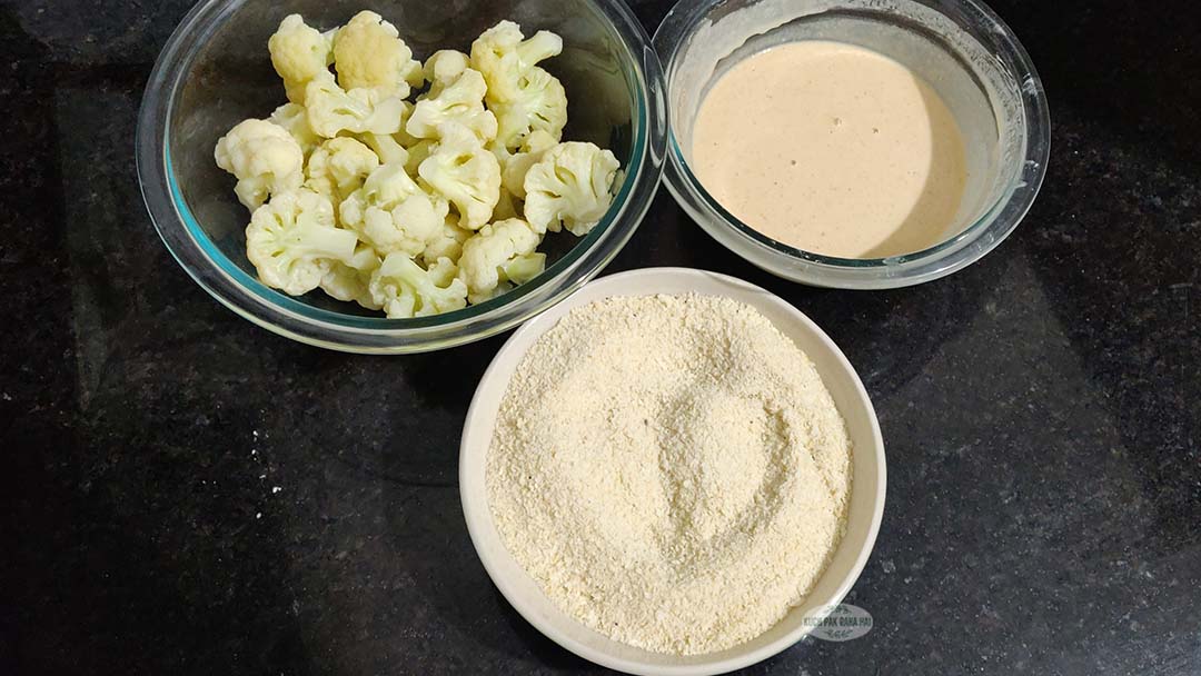 Three bowls with cauliflower, wet flour mixture and breadcrumbs.