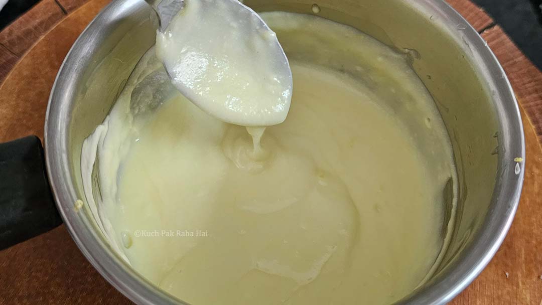 Adding lemon juice to cream.